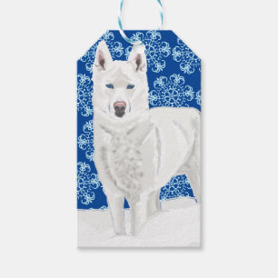 Étiquettes-cadeau White Husky contre les lacs de neige et le ciel bl