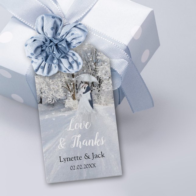 Étiquettes-cadeau Winter Wonderland Fine Art Couple avec parapluie (Créateur téléchargé)