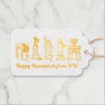 Étiquettes Cadeaux Hanoukka heureuse de New York City NYC Chanukah<br><div class="desc">Le tag cadeau est une illustration originale d'une rangée de monuments classiques de New York, "habillé" pour la fête juive d'Hanoukka. Ce design de vacances est également disponible sur d'autres produits. Une version de Noël est également disponible. Ne vois-tu pas ce que tu cherches ? Vous avez besoin d'aide pour...</div>