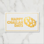 Étiquettes Cadeaux Joyeuses fêtes de Challah Hanoukka Chanukah<br><div class="desc">L'étiquette cadeau présente une illustration originale d'une miche de pain d'allah tressé, avec HAPPY CHALLAH DAYS dans une police amusante. Idéal pour célébrer Hanoukka. Ce design est également disponible sur d'autres produits.Vous ne voyez pas ce que vous cherchez ? Vous avez besoin d'aide pour la personnalisation ? Contactez Rebecca pour...</div>
