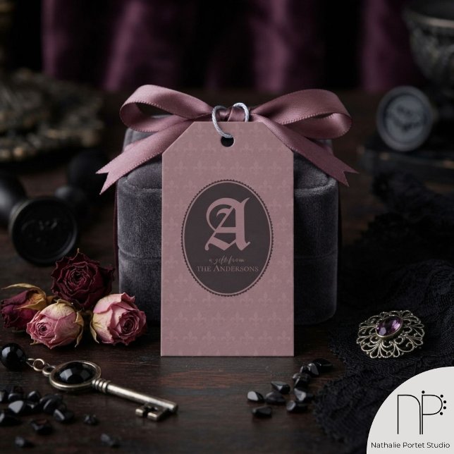 Étiquettes Cadeaux Monogramme Fleur-de-Lis Gothiqu (Dusty mauve and dark purple monogram gothic gift tags featuring a tone-on-tone fleur-de-lis pattern.)