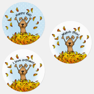 Étiquettes Chien Jouant dans un seau de feuilles d'automne -