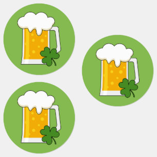 Étiquettes Chope à bière irlandaise avec trèfle à trois feuil