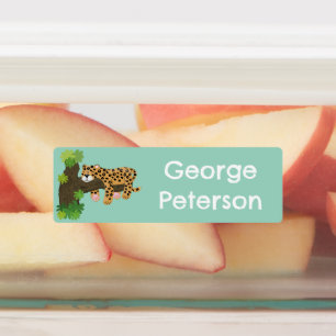 Étiquettes Cute léopard dormant dans un dessin animé d'arbre