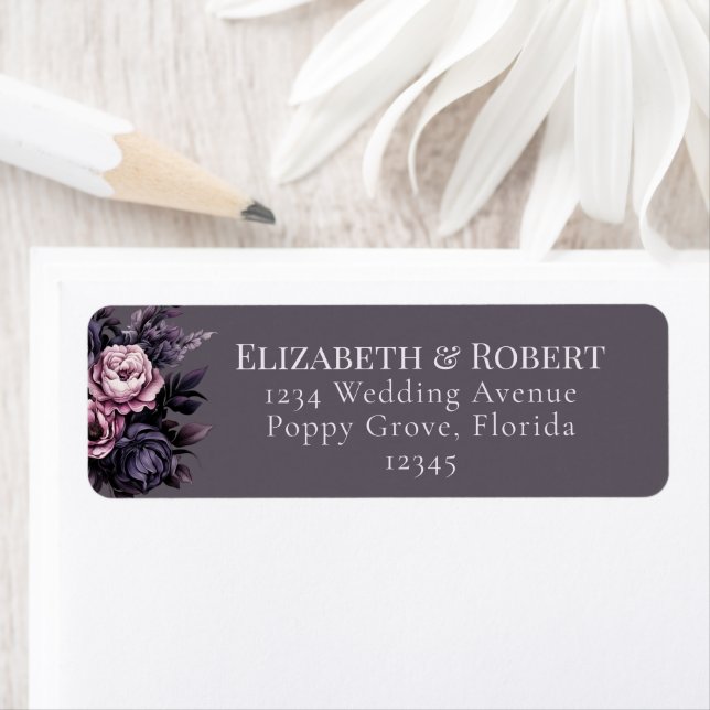 Étiquettes d'adresse de mariage florales prune got (En situation)