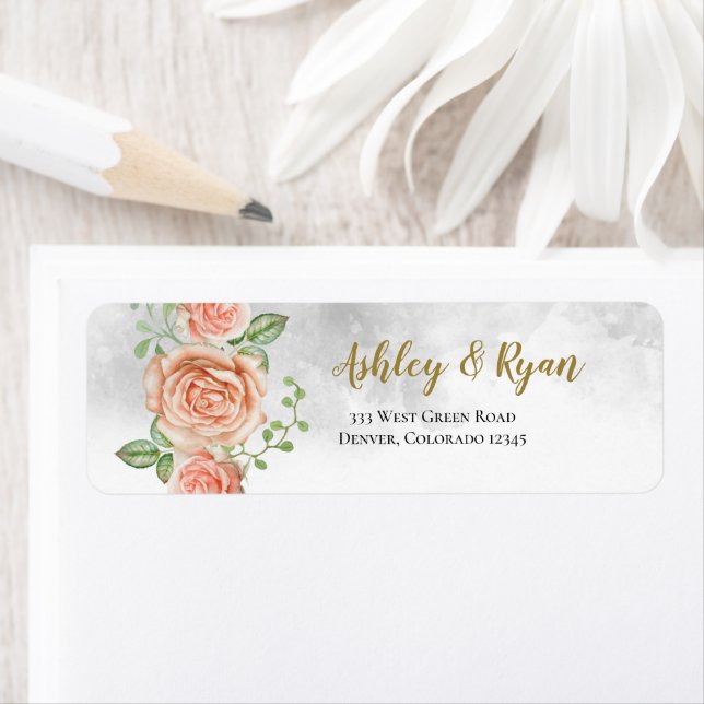 Étiquettes d'adresse de mariage florales rose blus (En situation)