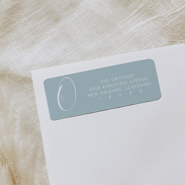 Étiquettes d'adresse de retour minimum de script b (Soft blue return address labels featuring a large script monogram.)