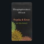Étiquettes de vin Fiançailles Chalkboard colorés<br><div class="desc">Soirée fiançale élégante mini bouteille de vin étiquettes fait dans un tableau gris foncé en damier look arrière - plan. Des graphiques colorés de fleurs chrysanthèmes élégantes décorent le bas à gauche du étiquette. Les couleurs de texte en vert,  blanc et pêche sont entièrement personnalisables pour votre événement spécial.</div>