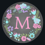 ÉTIQUETTES DU MONOGRAMME FLORAL WREATT CHALKBOARD<br><div class="desc">STICKER MARIAGE DE MONOGRAMME FLORALE EN PANNEAU À CHALKBOARD. MONOGRAMPOSTAGESTAMP © Pink,  aqua bleu,  violet,  noir et vert jolie couronne florale avec initiale monogramme peut être utilisé pour les sceaux de faire-part de mariage et autocollants de faveur de mariage pour mariages rustiques. Autres couleurs disponibles.</div>