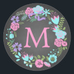 ÉTIQUETTES DU MONOGRAMME FLORAL WREATT CHALKBOARD<br><div class="desc">STICKER MARIAGE DE MONOGRAMME FLORALE EN PANNEAU À CHALKBOARD. MONOGRAMPOSTAGESTAMP © Pink,  aqua bleu,  violet,  noir et vert jolie couronne florale avec initiale monogramme peut être utilisé pour les sceaux de faire-part de mariage et autocollants de faveur de mariage pour mariages rustiques. Autres couleurs disponibles.</div>