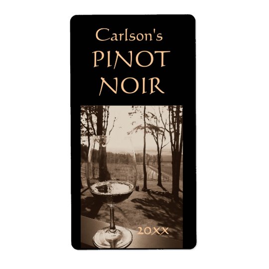Étiquettes faits maison de vin en verre de vin