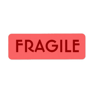 étiquettes fragiles et roses rouges