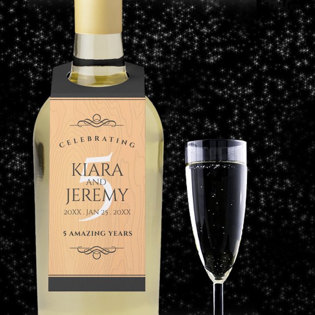 Étiquettes Pour Bouteilles Célébration élégante du 5ème anniversaire de maria (5th (wood) wedding anniversary bottle hanger with champagne flute on a starry night sky.)