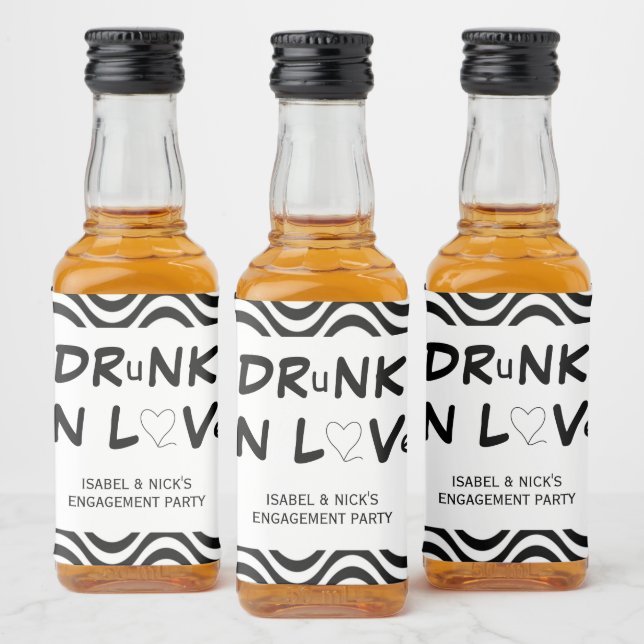 Étiquettes Pour Bouteilles De Liqueur Drunin in Love Engagement Party Noir et Blanc (Bouteilles)