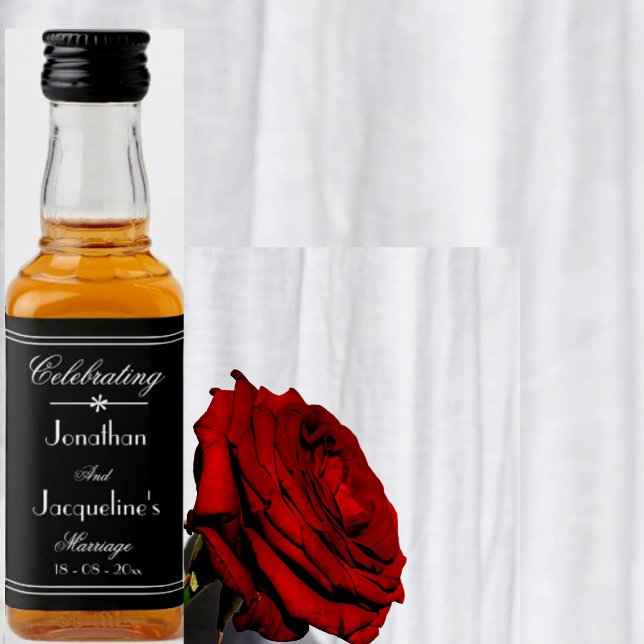 Étiquettes Pour Bouteilles De Liqueur Mariage Favours Chic Script mignon Cool noir Mini (Wedding Favors. Black & white mini liquor bottle labels, with names & wedding date in elegant script)