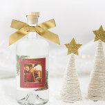 Étiquettes Pour Bouteilles De Liqueur Photo Holly & Pine Merry Christmas Gold Frame<br><div class="desc">Ces étiquettes festifs de bouteilles de liqueur de vacances sont parfaits pour donner le cadeau des spiritueux cette saison de vacances. La conception traditionnelle de l'aquarelle peinte à la main présente votre photo dans un cadre en faux feuille doré entouré de feuilles verts et de baies rouges ainsi que de...</div>