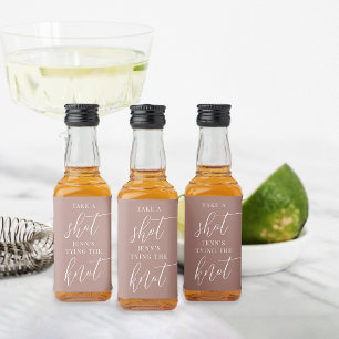 Étiquettes Pour Bouteilles De Liqueur Prendre un Shot, Elle Attache le Nœud Enterrement