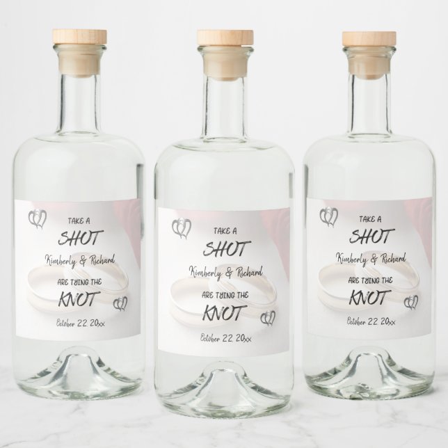 Étiquettes Pour Bouteilles De Liqueur Prenez Un Couple Engagé Tiré Taillant Le noeud Per (Bouteilles)