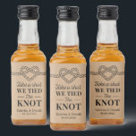 Étiquettes Pour Bouteilles De Liqueur Rustic Prenez une balle Nous avons lié le Mariage<br><div class="desc">Prenez une balle Nous avons lié le Mariage de noeud. Ajoutez une touche amusante de couleur et de style unique à votre mariage ou à votre douche nuptiale préférée. Un sac de douche nuptiale est un grand complément à la planification de la fête. Ces sacs uniques seront facilement utilisés comme...</div>