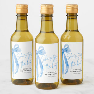 Étiquettes Pour Bouteilles De Vin Dusty Blue Bow She's Tying the Knot Fête des marié