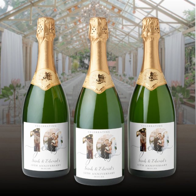 Étiquettes Pour Bouteilles De Vin Mousseux 10e anniversaire Mariage moderne 2 photo (Modern 10th Wedding Anniversary 2 Photo Sparkling Wine Label)
