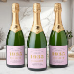 Étiquettes Pour Bouteilles De Vin Mousseux 90th Birthday Born 1935 Ajouter Nom Rose Grey<br><div class="desc">Anniversaire personnalisé ajoutez votre nom et étiquette de vin mousseux année. Modifiez le nom et l'année avec le modèle fourni. Un merveilleux article de fête d'anniversaire rose personnalisé. Plus de cadeaux et de fournitures de fête disponibles avec le design "de normes de fixation" dans le magasin.</div>