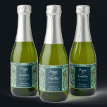 Étiquettes Pour Bouteilles De Vin Mousseux Boho Turquoise Peacock Feather Mariage Merci<br><div class="desc">Un cadeau de remerciement parfait pour vos invités mariages : Mini bouteilles de vin pétillantes avec votre étiquette personnalisé pour le mariage de rêve paon avec vos détails personnalisés contre un magnifique ornement de plumes de paon aux couleurs vives. Un design original disponible exclusivement chez ©GardenEden online store.</div>