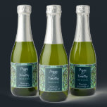 Étiquettes Pour Bouteilles De Vin Mousseux Boho Turquoise Peacock Feather Mariage Merci<br><div class="desc">Un cadeau de remerciement parfait pour vos invités mariages : Mini bouteilles de vin pétillantes avec votre étiquette personnalisé pour le mariage de rêve paon avec vos détails personnalisés contre un magnifique ornement de plumes de paon aux couleurs vives. Un design original disponible exclusivement chez ©GardenEden online store.</div>