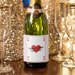 Étiquettes Pour Bouteilles De Vin Mousseux Chance En Amour Jouer Carte Couples Douche Favoris<br><div class="desc">Faites-vous plaisir avec nos étiquettes de bouteille "Lucky In Love" personnalisés ! Admirez le fantaisie d'un design inspiré des cartes à jouer, orné de symboles emblématiques du coeur, le roi et la reine, le tout dans des teintes rouges, blanches et noires en gras. Faites une déclaration avec un texte personnalisé,...</div>
