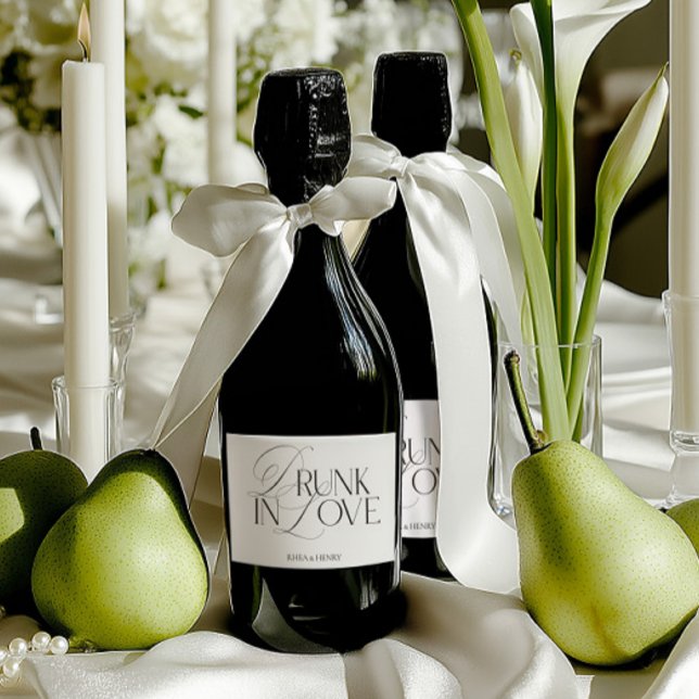 Étiquettes Pour Bouteilles De Vin Mousseux Elegant Black & White Drunk in Love Mini Champagne (Elegant Black & White Drunk in Love Mini Champagne Sparkling Wine Label)