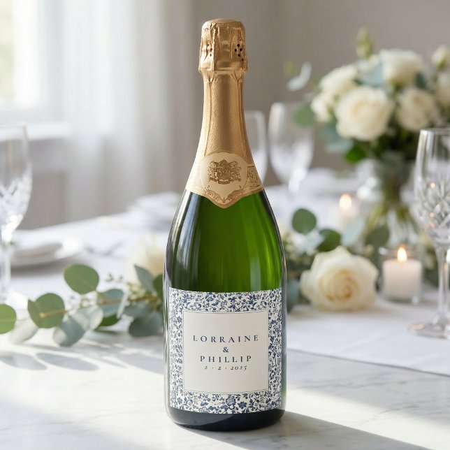 Étiquettes Pour Bouteilles De Vin Mousseux Elegant blue floral classic wedding (Elegant blue floral classic wedding sparkling wine label.)