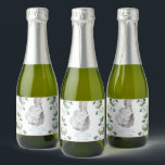 Étiquettes Pour Bouteilles De Vin Mousseux Elégant Blue Floral Jungle Elephant Baby Anniversa<br><div class="desc">Ces étiquettes simples mais élégants de bouteilles d'eau présentent de beaux roses bleu clair, une végétation élégante et un adorable petit éléphant endormi. Utilisez les champs modèle pour ajouter vos détails. Si vous souhaitez modifier le style de police, la couleur ou le placement du texte, cliquez simplement sur le bouton...</div>