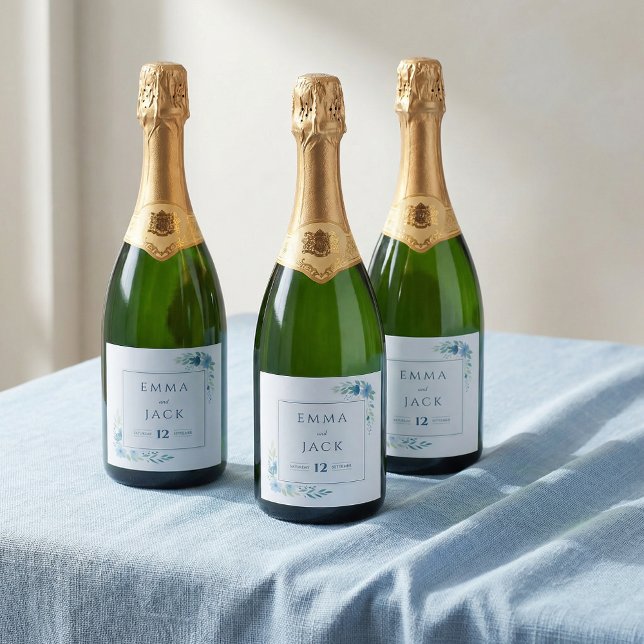 Étiquettes Pour Bouteilles De Vin Mousseux Elegant blue greenery names and date wedding (Elegant blue greenery names and date wedding sparkling wine label.)