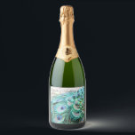 Étiquettes Pour Bouteilles De Vin Mousseux Elégant Chic Personnalisé Aqua Peacock Plumes<br><div class="desc">Votre étiquette à vin pétillant personnalisé pour le mariage à thème paon de rêve : Avec vos détails personnalisés et décoré avec un magnifique ornement de plumes paon aux couleurs vives. Un design original disponible exclusivement chez ©GardenEden online store.</div>