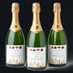 Étiquettes Pour Bouteilles De Vin Mousseux Elégant Las Vegas Photo Destination Mariage<br><div class="desc">Moderne et élégant Las Vegas Destination Wedding Étiquettes de bouteille. Design caractéristiques Las Vegas City Skyline En or,  clubs,  diamants,  coeurs et pique des icônes en or élégant cadre et des détails en lettrage tendance sur le devant.</div>