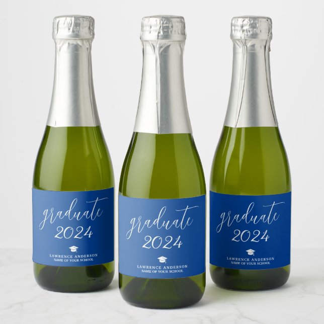 Étiquettes Pour Bouteilles De Vin Mousseux Élégant Script Royal Blue Graduate 2024 Graduation (Bouteilles)