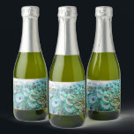 Étiquettes Pour Bouteilles De Vin Mousseux Elégant Vibrant Turquoise Peacock Feather Wedding<br><div class="desc">Dites merci à vos invités mariages : Voici votre étiquette de vin mousseux mini offert sur mesure avec vos détails personnalisés et décoré avec un magnifique ornement de plumes de paon aux couleurs vives. Un design original disponible exclusivement chez ©GardenEden online store.</div>