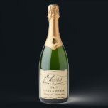 Étiquettes Pour Bouteilles De Vin Mousseux Élégante Calligraphie Mariage Sparkling Vin<br><div class="desc">Personnalisez cet élégant étiquette de vin mousseux de mariage avec la date de l'année ou du mariage,  les noms de la mariée et du marié et un message de remerciement spécial ou autre texte souhaité. Elégant script de calligraphie précise Cheers.</div>
