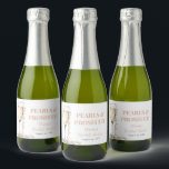 Étiquettes Pour Bouteilles De Vin Mousseux Elégante perles d'or et Fête des mariées de poursu<br><div class="desc">Présentant notre Elegant Gold Pearls and Prosecco Fête des mariées Sparkling Wine Étiquette, la touche parfaite de sophistication pour votre célébration. Orné d'accents dorés chatoyants et de perles délicates, ce étiquette exhale élégance et charme. Personnalisez-le avec le nom de la mariée et les détails de l'événement pour créer un ajout...</div>