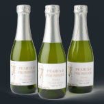 Étiquettes Pour Bouteilles De Vin Mousseux Elégante perles d'or et Fête des mariées de poursu<br><div class="desc">Présentant notre Elegant Gold Pearls and Prosecco Fête des mariées Sparkling Wine Étiquette, la touche parfaite de sophistication pour votre célébration. Orné d'accents dorés chatoyants et de perles délicates, ce étiquette exhale élégance et charme. Personnalisez-le avec le nom de la mariée et les détails de l'événement pour créer un ajout...</div>