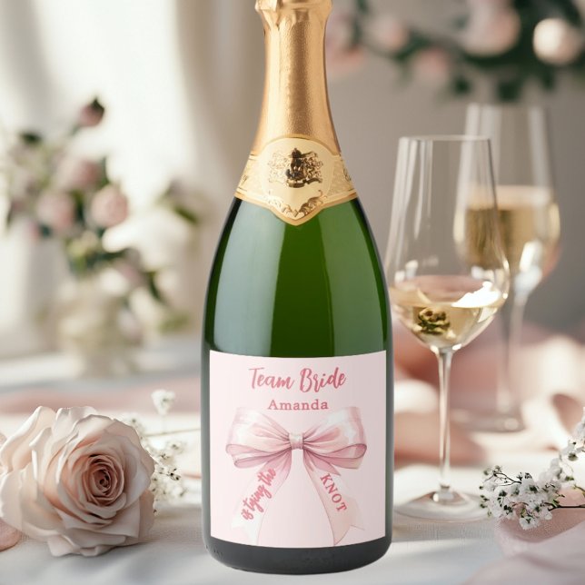 Étiquettes Pour Bouteilles De Vin Mousseux Elle attache le noeud rose arc Team Bride (Créateur téléchargé)