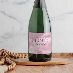Étiquettes Pour Bouteilles De Vin Mousseux Elle est sur un nuage rose pour la fête de mariage