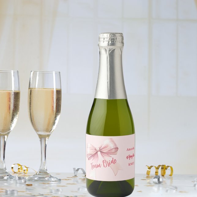 Étiquettes Pour Bouteilles De Vin Mousseux Elle noue le nœud rose Team Mariée (Créateur téléchargé)