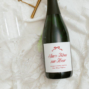 Étiquettes Pour Bouteilles De Vin Mousseux Elle Noue Le Nœud Rouge Élégant Dessiné À La Main
