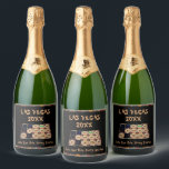 Étiquettes Pour Bouteilles De Vin Mousseux Enterrement de vie de jeune fille à Las Vegas | Ma<br><div class="desc">Ces étiquettes de bouteilles de vin pétillant présentent une photo gagnante de machine à sous sur le devant. Vous pouvez télécharger votre propre image. Pour modifier le texte et la photo,  cliquez sur le bouton Personnaliser.</div>