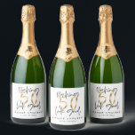 Étiquettes Pour Bouteilles De Vin Mousseux Faire 50 sembler bonne fête d'anniversaire d'or<br><div class="desc">Célébrez votre 50e anniversaire en style avec ces effets noir,  blanc et or 50 et fabuleux étiquettes de fête d'anniversaire. Un design moderne avec texte de script et graphismes en gras. Modifiez la couleur pour la customiser. Partie d'une collection.</div>