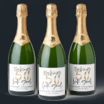 Étiquettes Pour Bouteilles De Vin Mousseux Faire 50 sembler bonne fête d'anniversaire d'or<br><div class="desc">Célébrez votre 50e anniversaire en style avec ces effets noir,  blanc et or 50 et fabuleux étiquettes de fête d'anniversaire. Un design moderne avec texte de script et graphismes en gras. Modifiez la couleur pour la customiser. Partie d'une collection.</div>