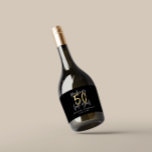 Étiquettes Pour Bouteilles De Vin Mousseux Fête de 50 ans en or<br><div class="desc">Célébrez votre 50e anniversaire en style avec ces effets noir,  blanc et or 50 et fabuleux étiquettes de fête d'anniversaire. Un design moderne avec texte de script et graphismes en gras. Modifiez la couleur pour la customiser. Partie d'une collection.</div>