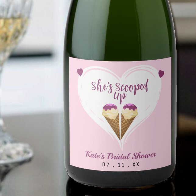 Étiquettes Pour Bouteilles De Vin Mousseux Fête des mariées Coeur de crème glacée rose (Scooped Up Pink Ice Cream Heart Bridal Shower Sparkling Wine Label
)