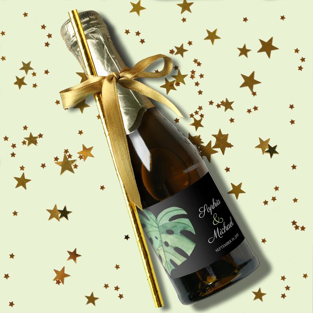 Étiquettes Pour Bouteilles De Vin Mousseux Feuille de Monstera Tropicale sur Mariage noir MIN (Monstera leaf wedding mini champagne labels for favors or to serve to guests)